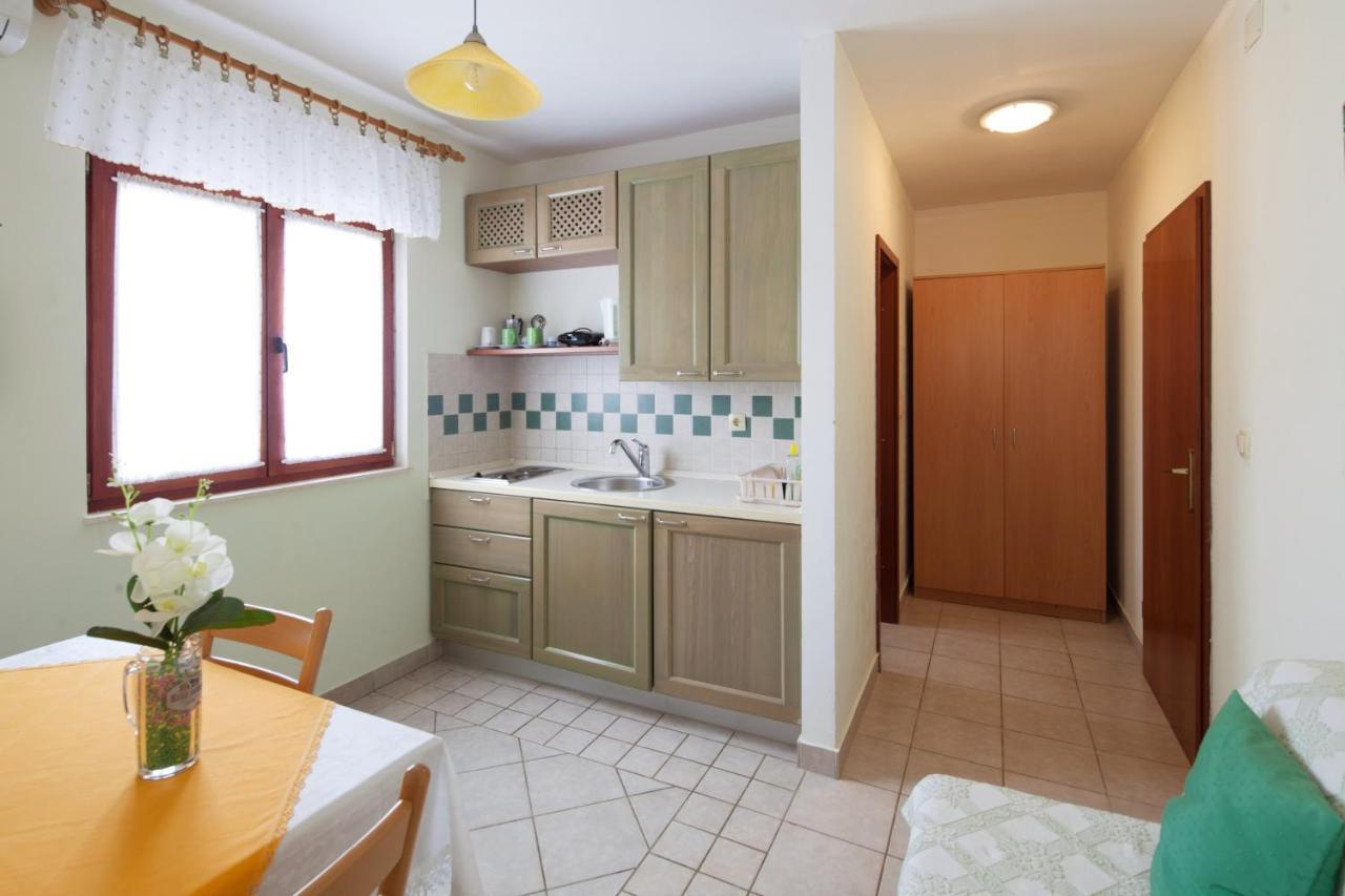 Apartments By The Sea Bilo, Primosten - 4191 Екстер'єр фото