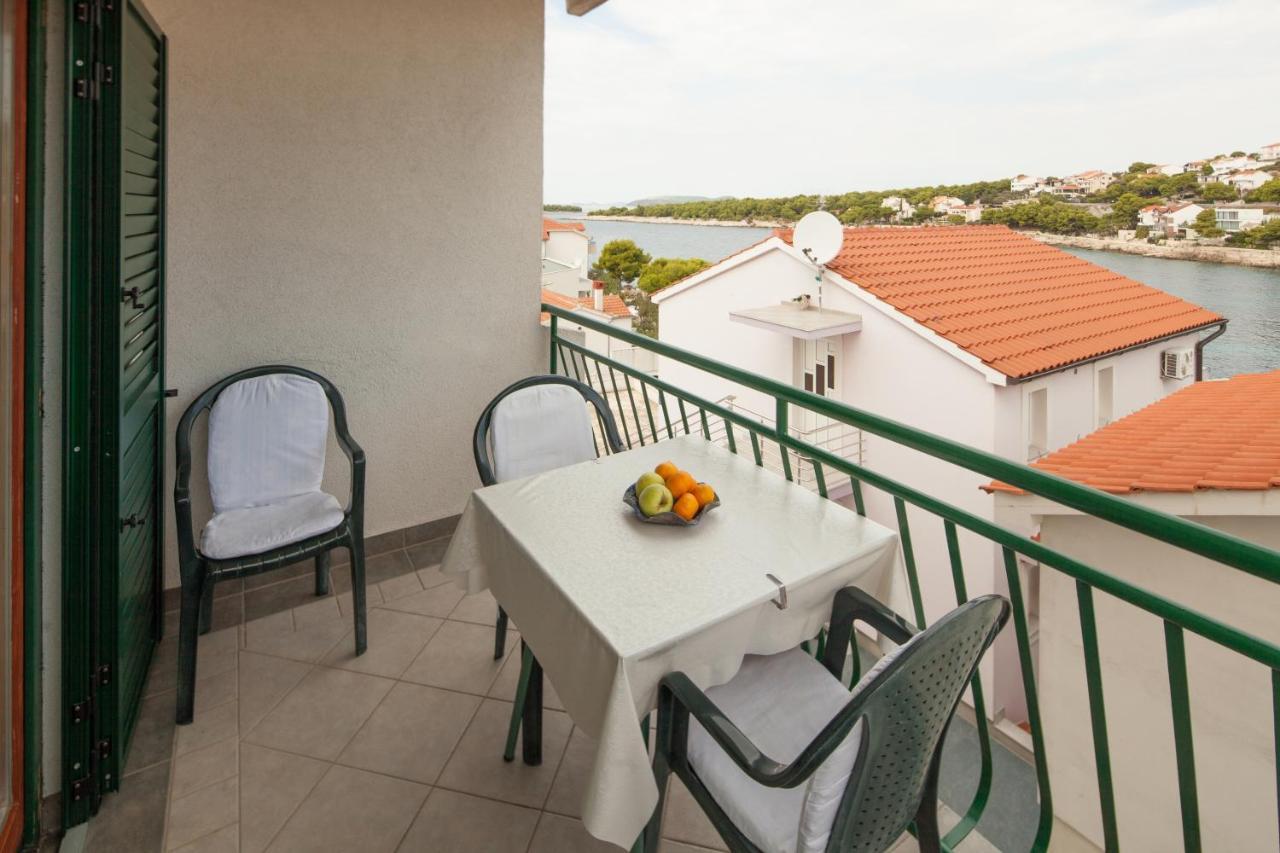 Apartments By The Sea Bilo, Primosten - 4191 Екстер'єр фото