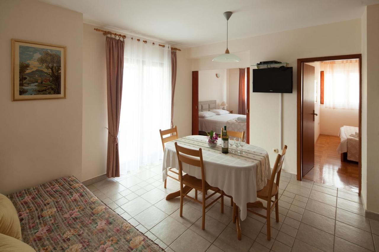 Apartments By The Sea Bilo, Primosten - 4191 Екстер'єр фото