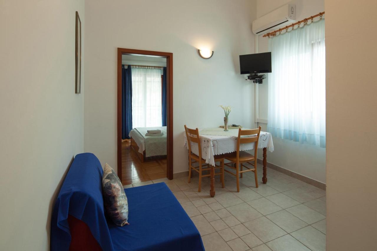 Apartments By The Sea Bilo, Primosten - 4191 Екстер'єр фото